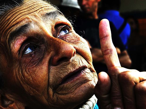 Sobre reintegração, a ex-moradora de Pinheirinho dona Josefa Diniz, 75 anos, com lágrima nos olhos, dedo apontando para o céu, diz que